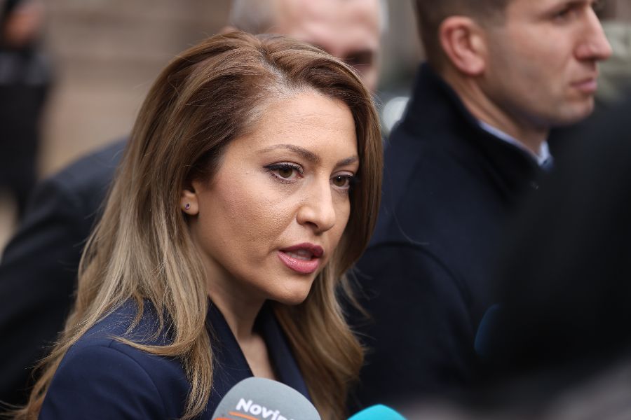 Председателят на 51-вото Народно събрание Рая Назарян пристигна на „Дондуков“ 2 за среща с президента Илияна Йотова в рамките на конституционната процедура по назначаване на служебно правителство. Срещата между двете ще бъде закрита.