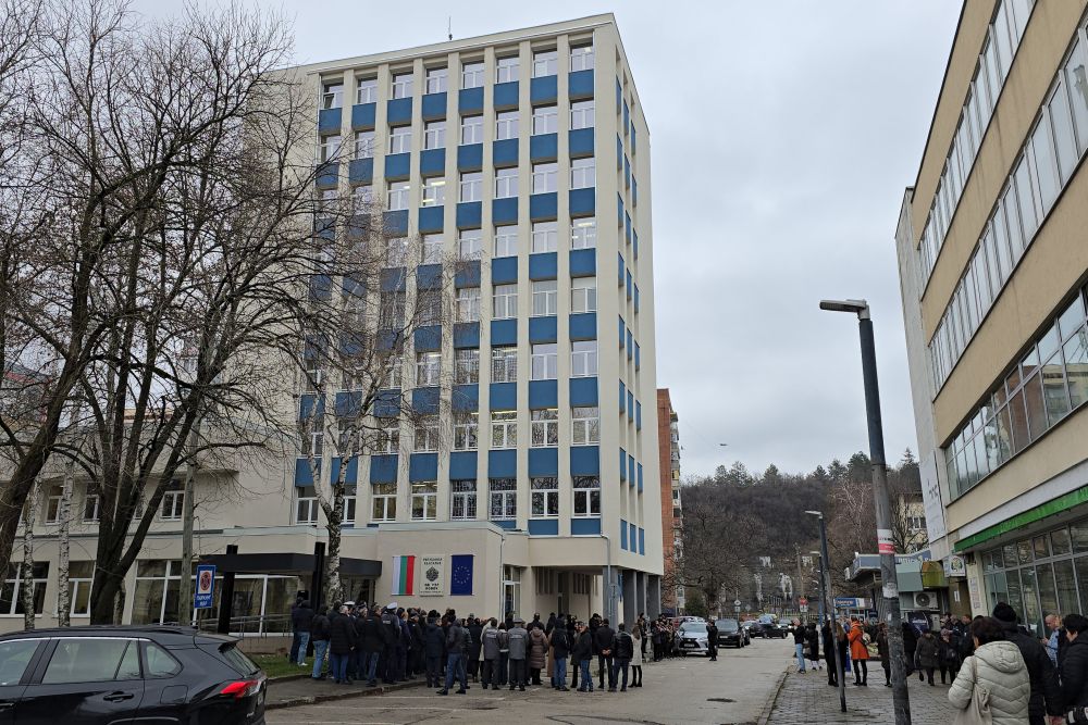 <p><a class="gie-single" href="https://www.gettyimages.com/detail/2258275046" id="h7_kuucrSApx-xYeXjeNvg" style="color:#a7a7a7;text-decoration:none;font-weight:normal !important;border:none;display:inline-block;" target="_blank">Embed from Getty Images</a><script>window.gie=window.gie||function(c){(gie.q=gie.q||[]).push(c)};gie(function(){gie.widgets.load({id:'h7_kuucrSApx-xYeXjeNvg',sig:'idz1rRvSQ7mZ565Z_CumHq9vK4mp4k7VJwCKpNTprNA=',w:'396px',h:'594px',items:'2258275046',caption: true ,tld:'com',is360: false })});</script><script src='//embed-cdn.gettyimages.com/widgets.js' charset='utf-8' async></script></p>

<p>Теяна Тейлър, на 35 години, се превърна в сензация с прозрачен дантелен комплект и диамантена тиара на шоуто Schiaparelli Haute Couture пролет/лято 2026 г в понеделник, 26 януари.</p>