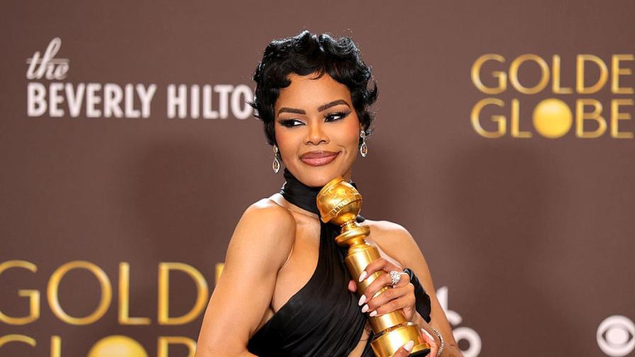 Тейана Тейлър взриви Париж: По прозрачна дантела и диамантена корона