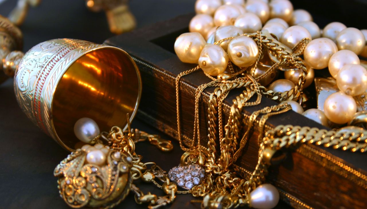 Мъж откри семейното съкровище след 80 години, заровено при съветското нахлуване