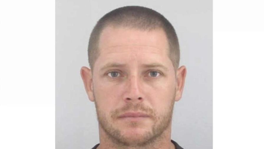 Жена е убита пред очите на детето си, полицията издирва мъжа ѝ