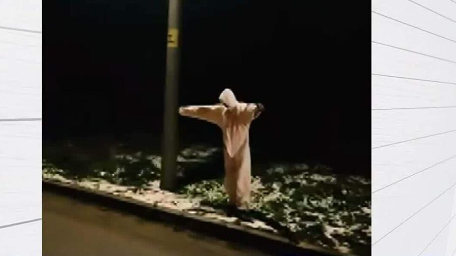 Призрак на пътя: Младеж плаши шофьори с бял чаршаф и скафандър (ВИДЕО)