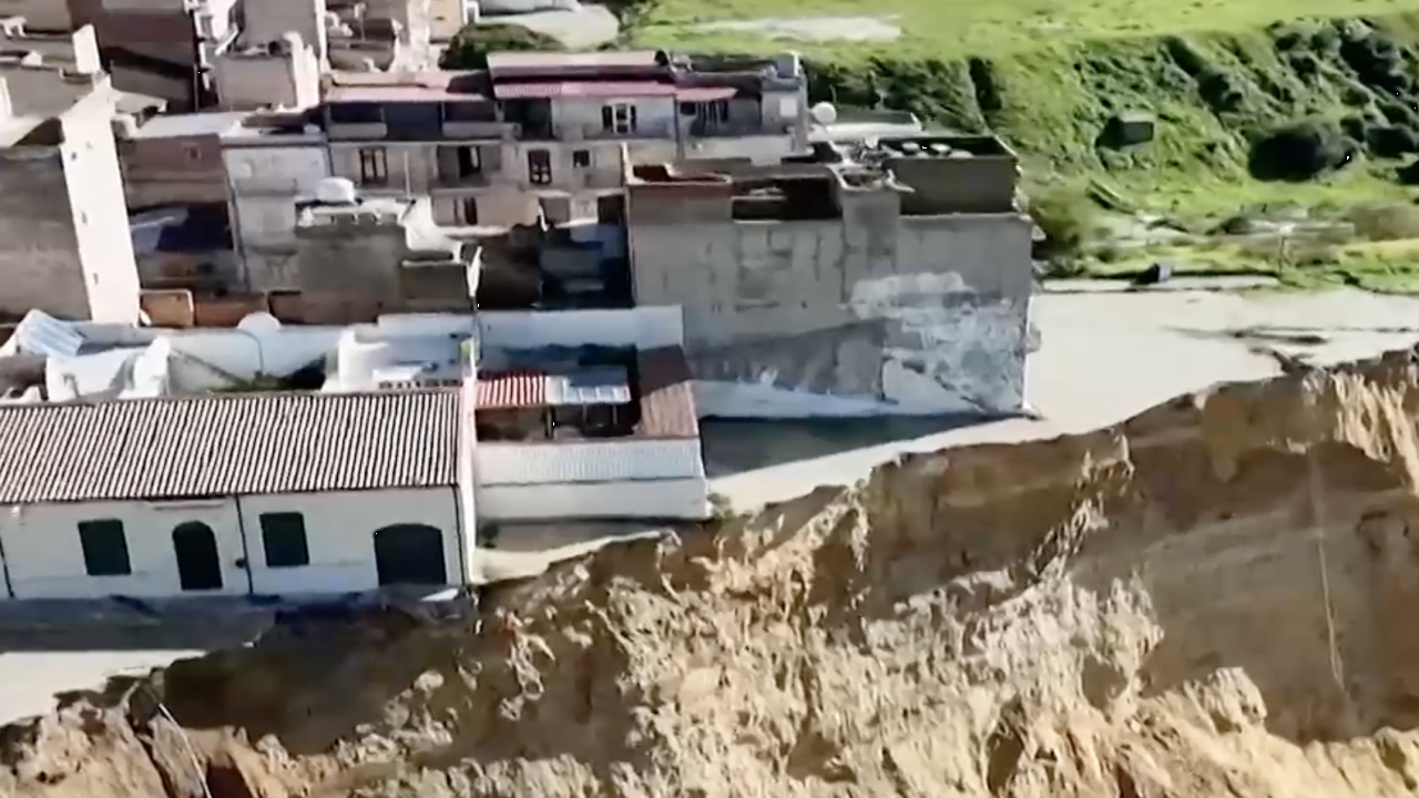 Свлачище застрашава цял град в Италия