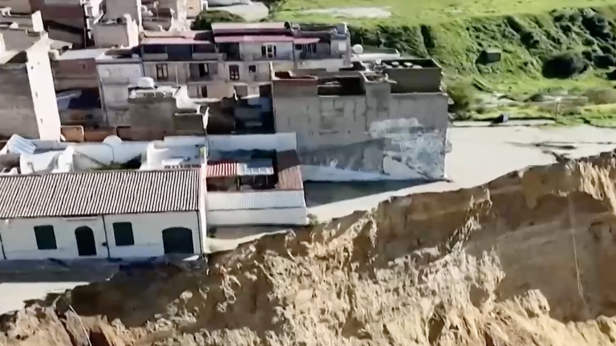 Свлачище застрашава цял град в Сицилия