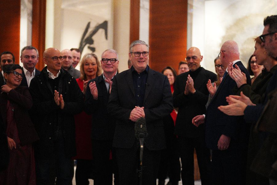 <p>Стармър е на визита в Китай до 31 януари, придружаван от голяма бизнес делегация. Освен китайската столица той ще посети и Шанхай. Това е първо посещение на британски премиер в Пекин от 2018 г. &ndash; за последно пътуване до Китай предприе Тереза Мей.</p>