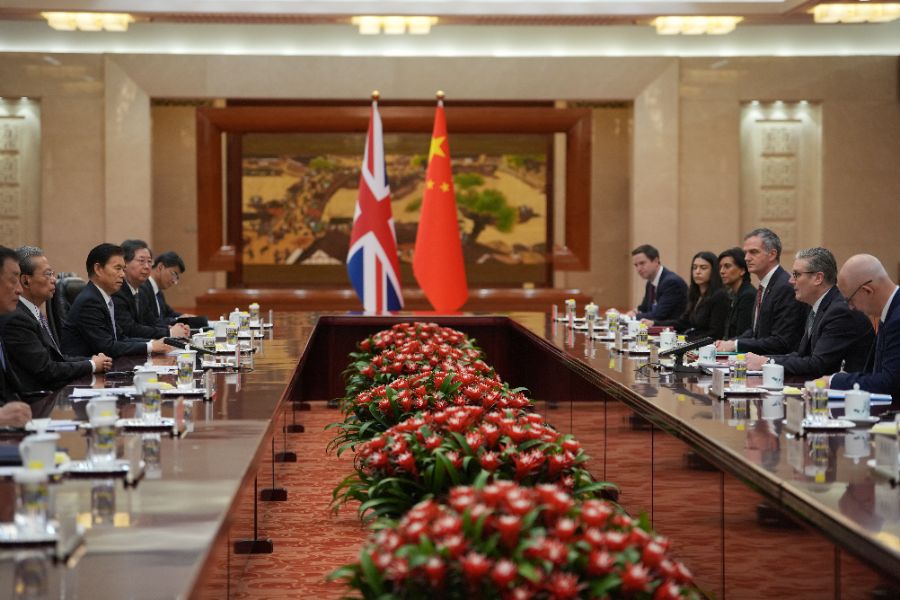 <p>Стармър е на визита в Китай до 31 януари, придружаван от голяма бизнес делегация. Освен китайската столица той ще посети и Шанхай. Това е първо посещение на британски премиер в Пекин от 2018 г. &ndash; за последно пътуване до Китай предприе Тереза Мей.</p>