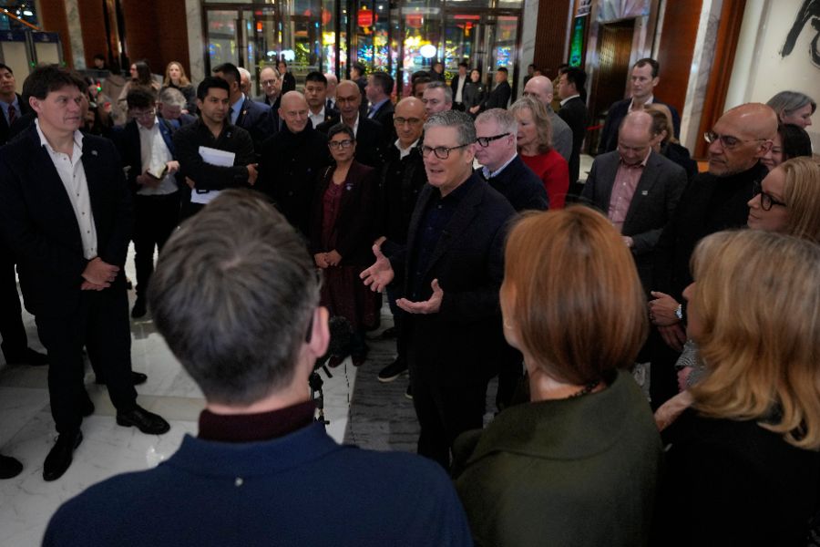 <p>Стармър е на визита в Китай до 31 януари, придружаван от голяма бизнес делегация. Освен китайската столица той ще посети и Шанхай. Това е първо посещение на британски премиер в Пекин от 2018 г. &ndash; за последно пътуване до Китай предприе Тереза Мей.</p>