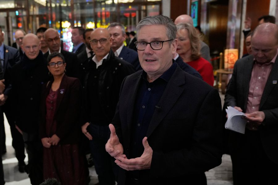 <p>Стармър е на визита в Китай до 31 януари, придружаван от голяма бизнес делегация. Освен китайската столица той ще посети и Шанхай. Това е първо посещение на британски премиер в Пекин от 2018 г. &ndash; за последно пътуване до Китай предприе Тереза Мей.</p>