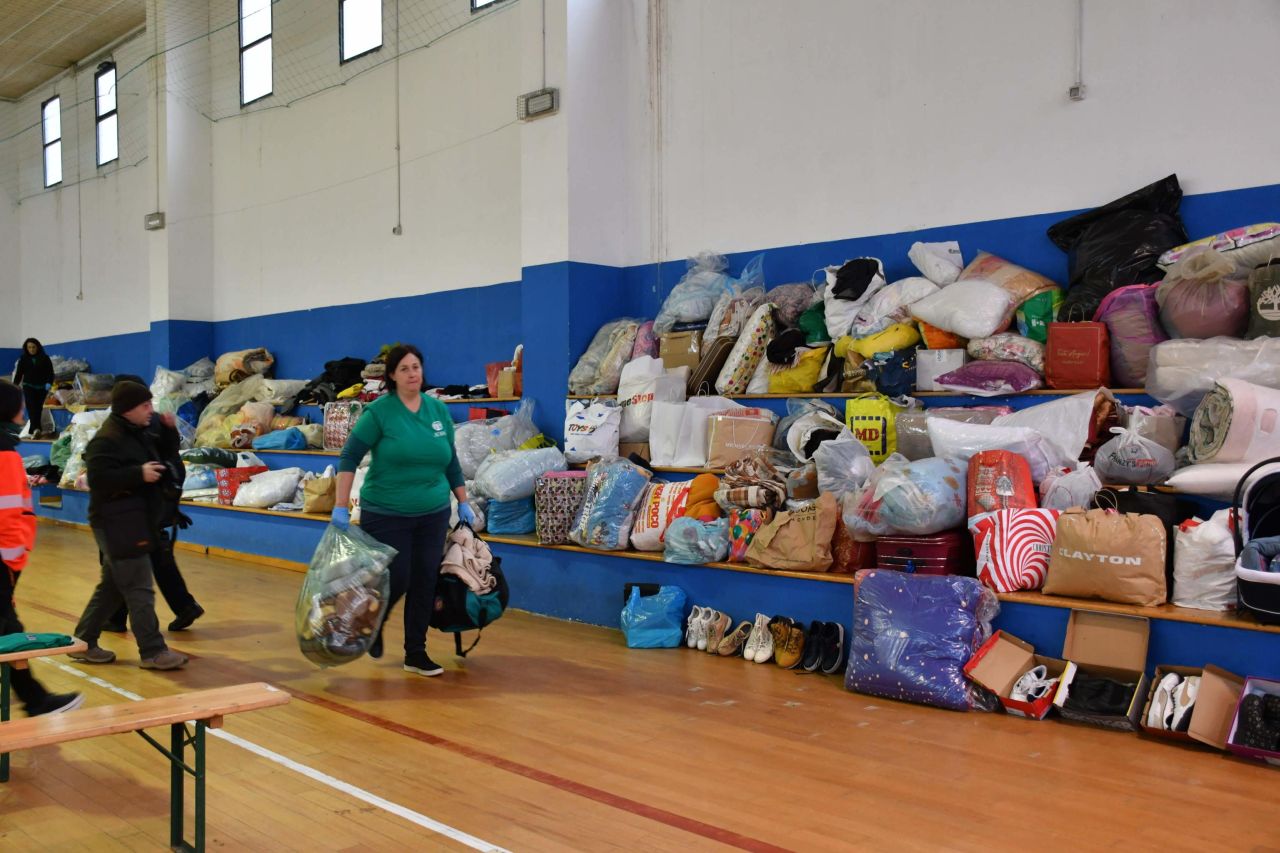 <p>Част от италианския град Нишеми виси опасно на ръба на скала, след като масивно свлачище, предизвикано от циклона Хари, отвори гигантска пропаст, погълнала сгради и заплашваща да изтрие историческия център на града. Свлачището в град Нишеми се случи в неделя, 25 януари, предизвикано отчасти от интензивния дъжд от циклона Хари</p>