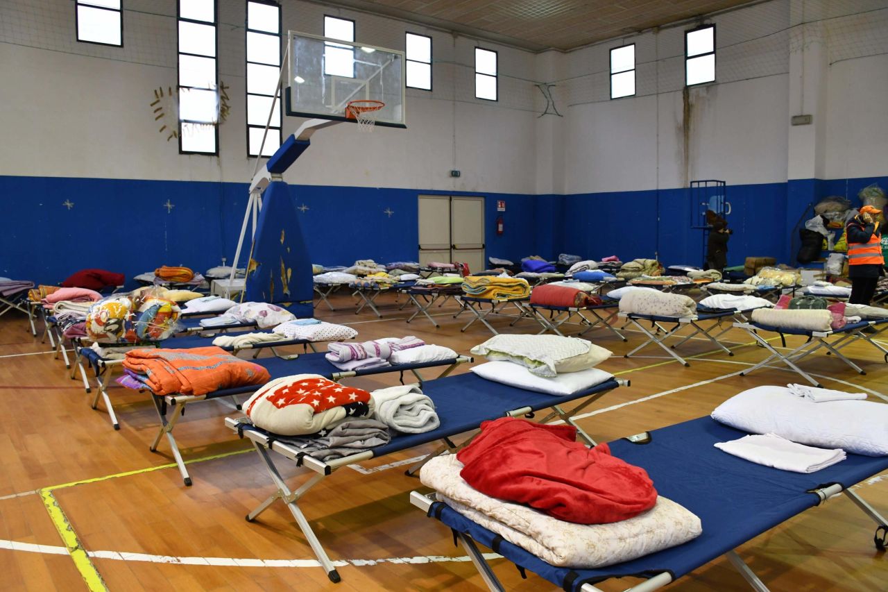 <p>Част от италианския град Нишеми виси опасно на ръба на скала, след като масивно свлачище, предизвикано от циклона Хари, отвори гигантска пропаст, погълнала сгради и заплашваща да изтрие историческия център на града. Свлачището в град Нишеми се случи в неделя, 25 януари, предизвикано отчасти от интензивния дъжд от циклона Хари</p>