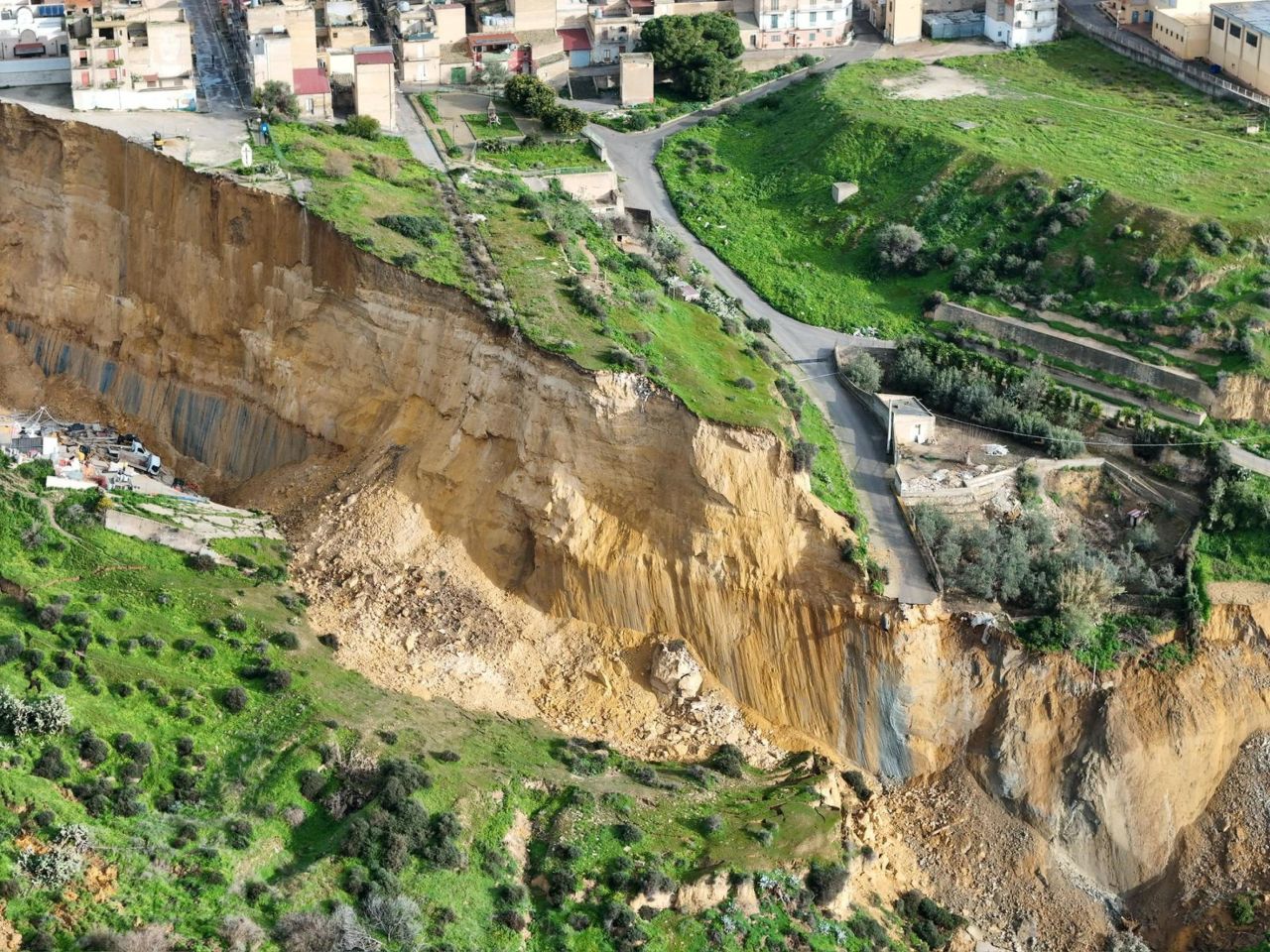 <p>Част от италианския град Нишеми виси опасно на ръба на скала, след като масивно свлачище, предизвикано от циклона Хари, отвори гигантска пропаст, погълнала сгради и заплашваща да изтрие историческия център на града. Свлачището в град Нишеми се случи в неделя, 25 януари, предизвикано отчасти от интензивния дъжд от циклона Хари</p>