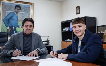 Левски подписа със свой юноша