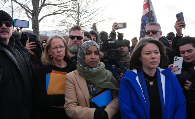 Обвиниха мъжа, напръскал конгресмен в Минеаполис