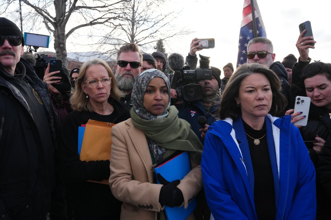 Обвиниха мъжа, напръскал конгресмен в Минеаполис