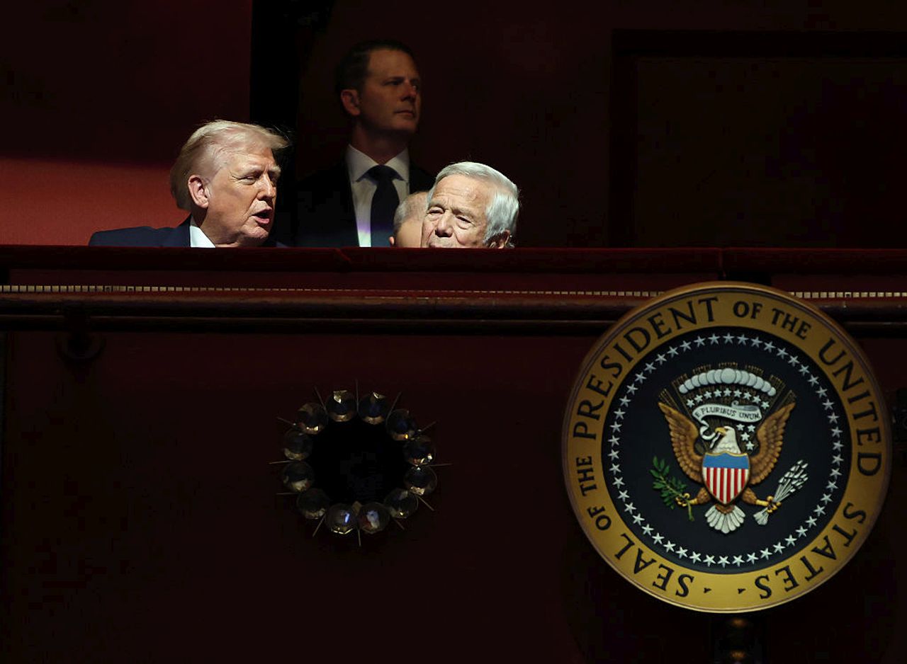 <p>Документалният филм на първата дама на САЩ, Мелания Тръмп, беше прожектиран в Центъра за сценични изкуства "Кенеди" във Вашингтон. Президентът и други ВИП гости подкрепиха Мелания</p>