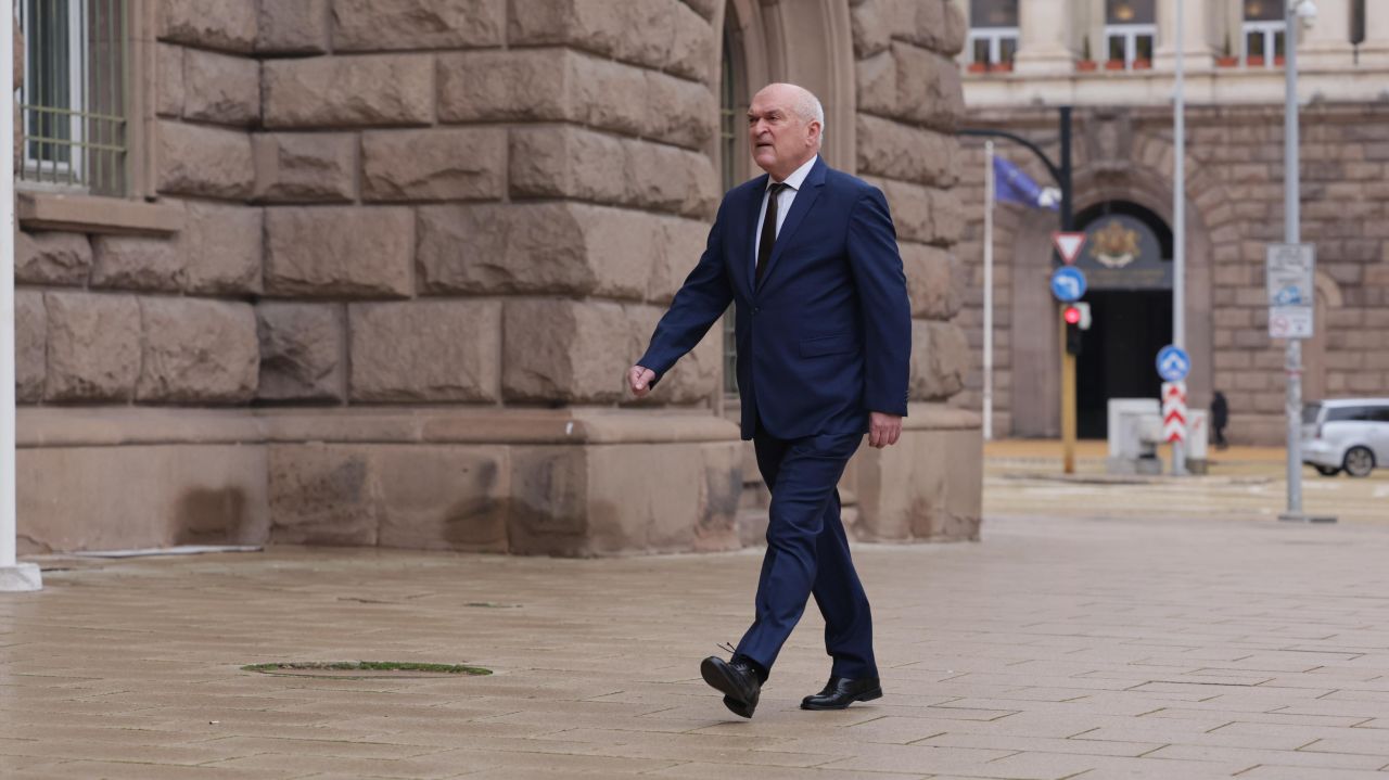 <p>Димитър Главчев влезе сам на "Дондуков" 2 за среща с президента</p>