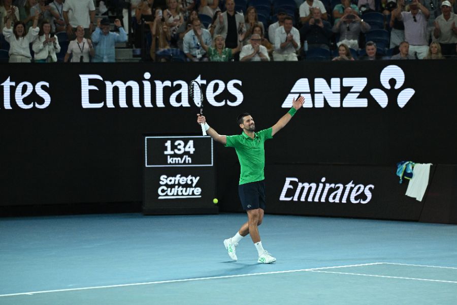 <p>Сръбският ветеран Новак Джокович направи почти немислимото, като обърна световния номер 2 Яник Синер с 3:6, 6:3, 4:6, 6:4, 6:4 за четири часа и 9 минути игра на Откритото първенство на Австралия по тенис.</p>