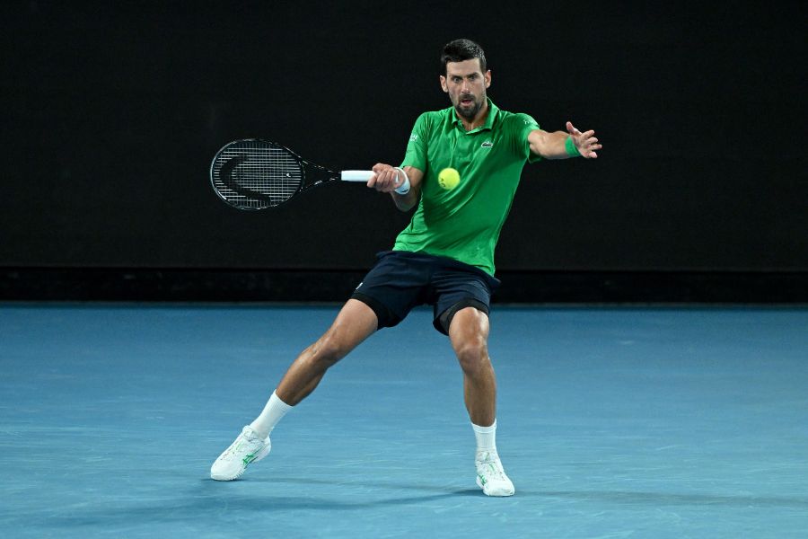 <p>Сръбският ветеран Новак Джокович направи почти немислимото, като обърна световния номер 2 Яник Синер с 3:6, 6:3, 4:6, 6:4, 6:4 за четири часа и 9 минути игра на Откритото първенство на Австралия по тенис.</p>