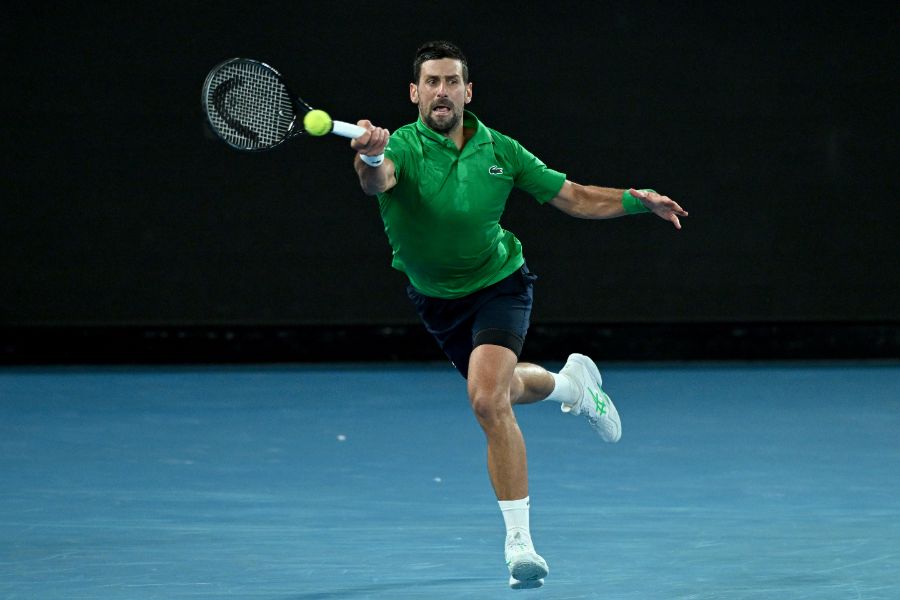 <p>Сръбският ветеран Новак Джокович направи почти немислимото, като обърна световния номер 2 Яник Синер с 3:6, 6:3, 4:6, 6:4, 6:4 за четири часа и 9 минути игра на Откритото първенство на Австралия по тенис.</p>