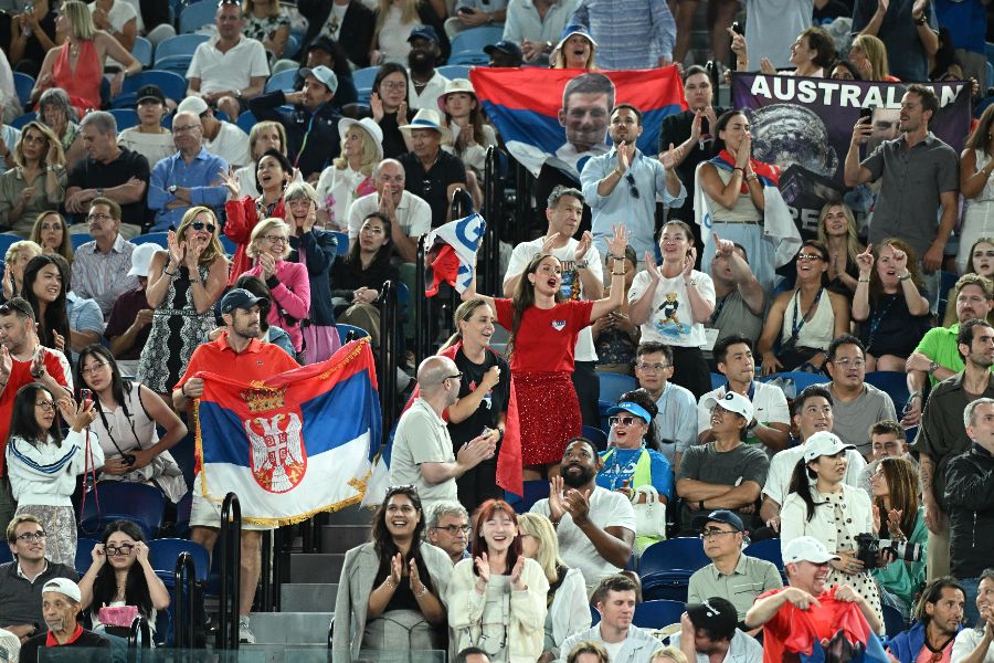 <p>Сръбският ветеран Новак Джокович направи почти немислимото, като обърна световния номер 2 Яник Синер с 3:6, 6:3, 4:6, 6:4, 6:4 за четири часа и 9 минути игра на Откритото първенство на Австралия по тенис.</p>