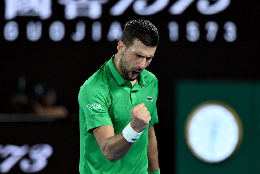 <p>Сръбският ветеран Новак Джокович направи почти немислимото, като обърна световния номер 2 Яник Синер с 3:6, 6:3, 4:6, 6:4, 6:4 за четири часа и 9 минути игра на Откритото първенство на Австралия по тенис.</p>