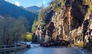 Скална маса затрудни движението по ключов маршрут към Кулата и Мелник