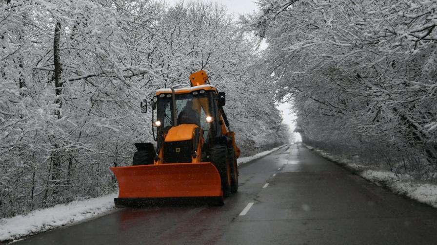 Над 515 снегопочистващи машини по републиканските пътища