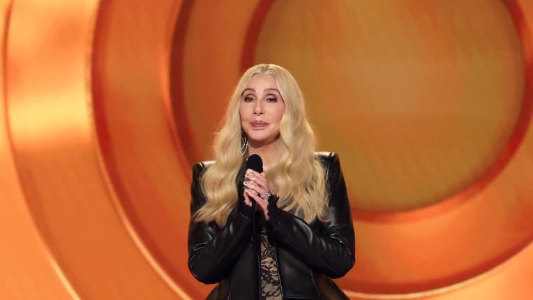 Най-скандалните визии от червения килим на „Грами“ 2026 (СНИМКИ)