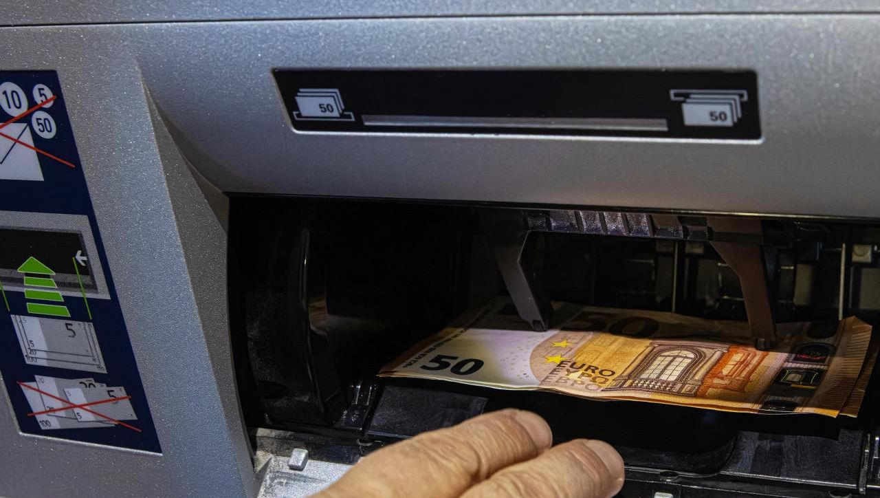 Банкови такси в България: Защо продължават да растат и как да ги избегнем?