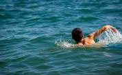 <p>13-годишно момче плува часове в бурно море, за да спаси семейството си</p>