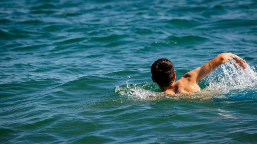 <p>13-годишно момче плува часове в бурно море, за да спаси семейството си</p>