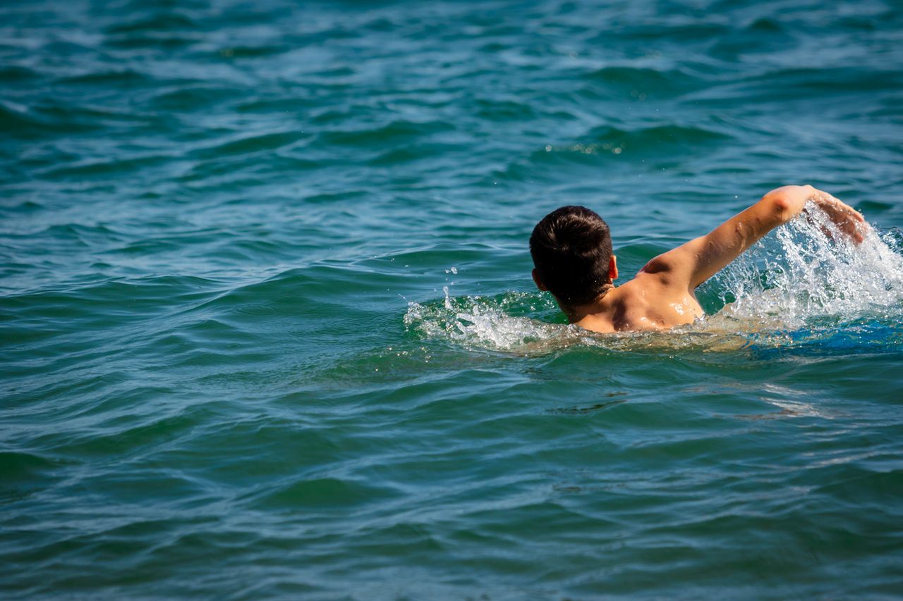 "Свръхчовешки" подвиг: 13-годишно момче плува часове в бурно море, за да спаси семейството си