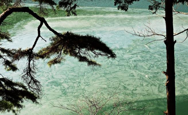 Учени заснеха рядък „зелен лед“, покриващ езеро