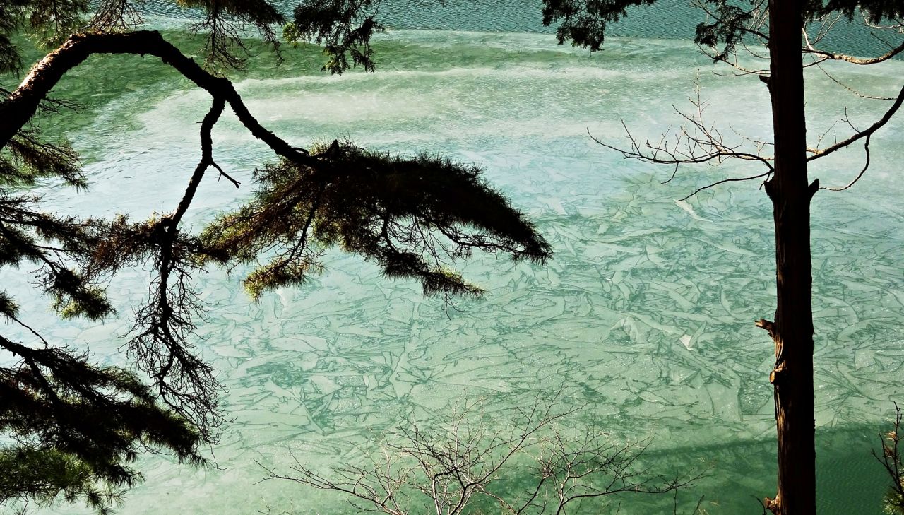 Учени заснеха рядък „зелен лед“, покриващ езеро