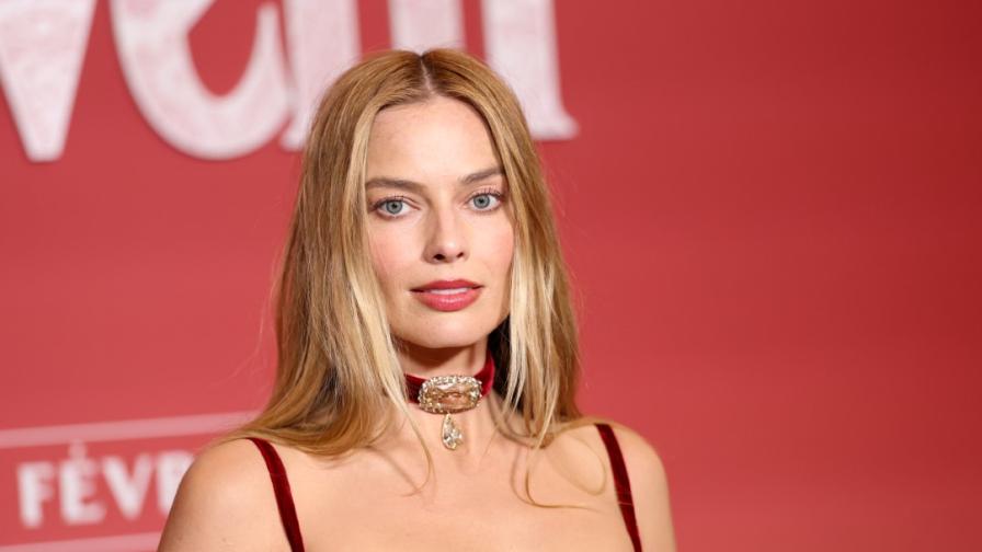 Марго Роби блести със 100-каратова диамантена огърлица на премиера в Париж