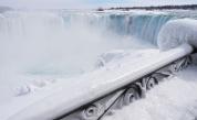 Ниагарският водопад замръзна и привлече хиляди туристи (СНИМКИ)
