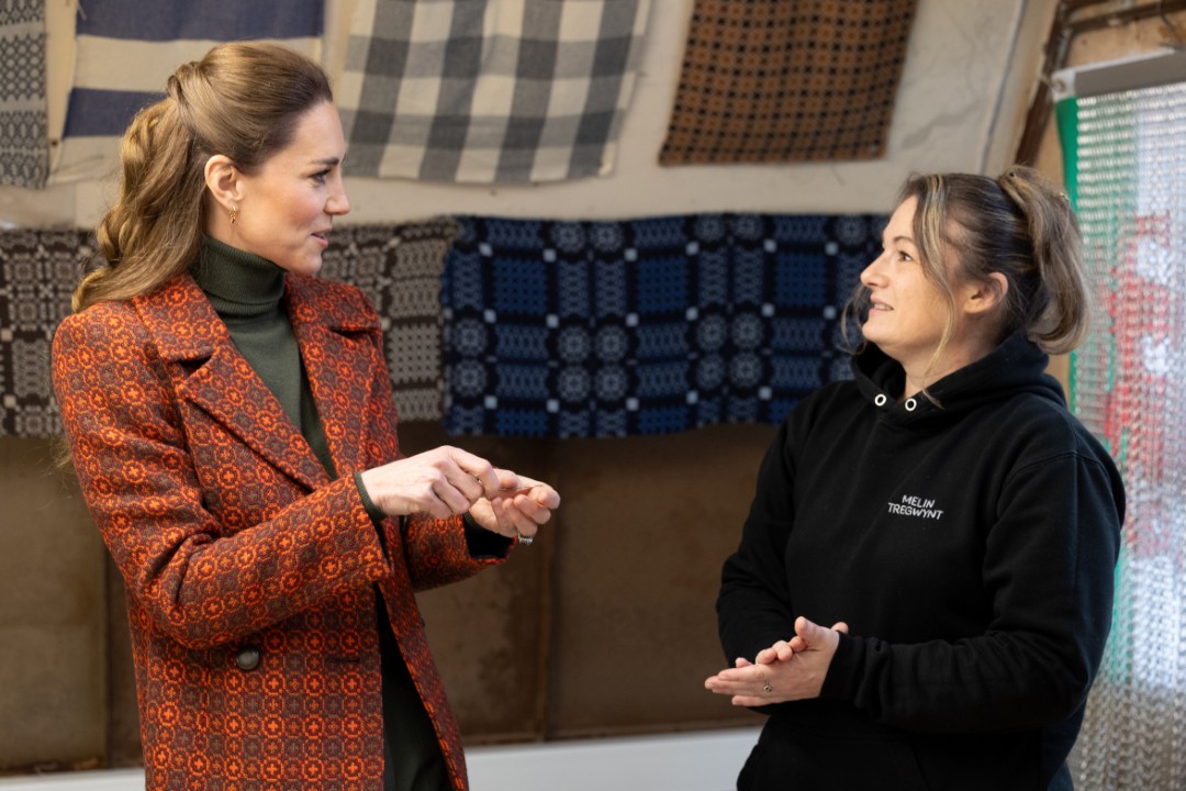 <p>Кейт Мидълтън впечатли с ефектно уелско палто със символично значение по време на визита в историческа фабрика в Пембрукшир, подчертавайки личната си връзка с текстилното наследство и традициите на Великобритания.</p>