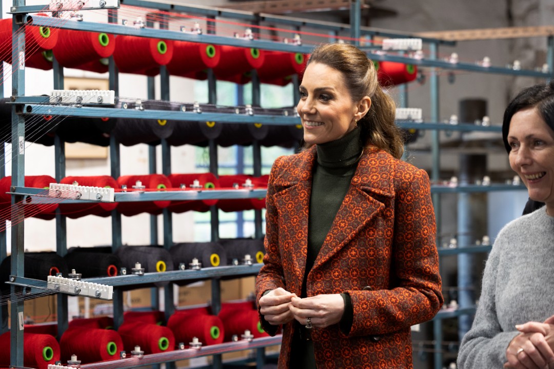<p>Кейт Мидълтън впечатли с ефектно уелско палто със символично значение по време на визита в историческа фабрика в Пембрукшир, подчертавайки личната си връзка с текстилното наследство и традициите на Великобритания.</p>