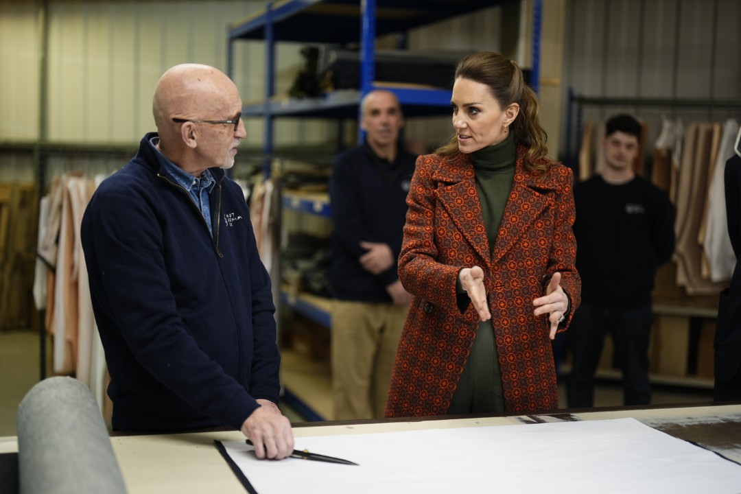 <p>Кейт Мидълтън впечатли с ефектно уелско палто със символично значение по време на визита в историческа фабрика в Пембрукшир, подчертавайки личната си връзка с текстилното наследство и традициите на Великобритания.</p>