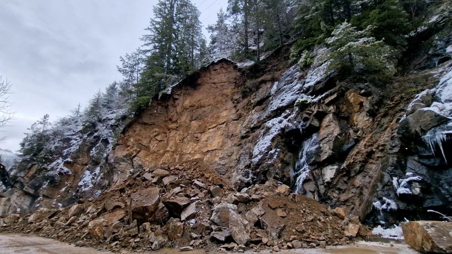 Свлачища затрудняват движението на няколко места в страната
