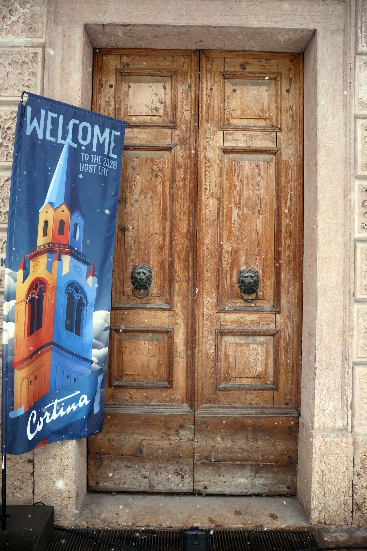 <p>Доломитите потънаха в пухкав сняг и гъста мъгла, превръщайки олимпийските писти в Кортина д"Ампецо в истинска зимна приказка само ден преди началото на Игрите.</p>