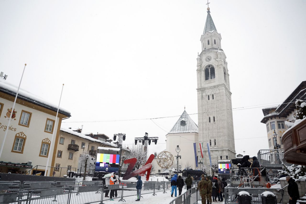 <p>Доломитите потънаха в пухкав сняг и гъста мъгла, превръщайки олимпийските писти в Кортина д"Ампецо в истинска зимна приказка само ден преди началото на Игрите.</p>