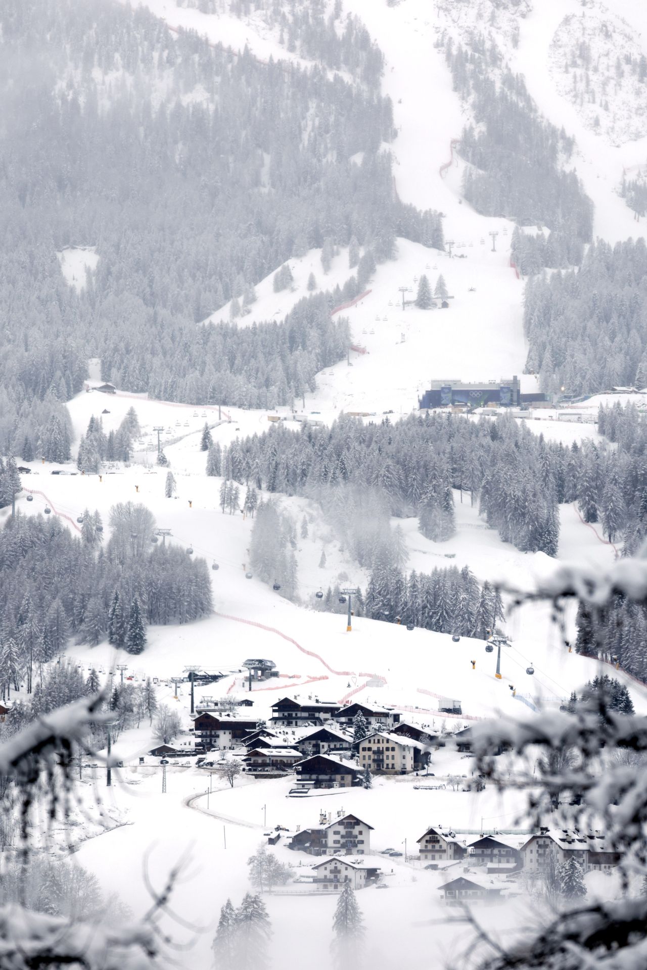 <p>Доломитите потънаха в пухкав сняг и гъста мъгла, превръщайки олимпийските писти в Кортина д"Ампецо в истинска зимна приказка само ден преди началото на Игрите.</p>