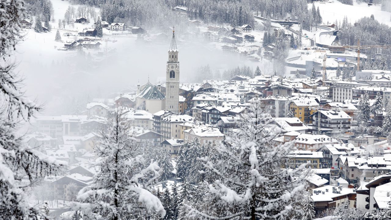 <p>Доломитите потънаха в пухкав сняг и гъста мъгла, превръщайки олимпийските писти в Кортина д"Ампецо в истинска зимна приказка само ден преди началото на Игрите.</p>