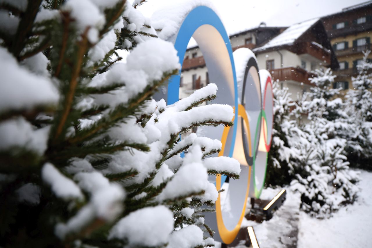 <p>Доломитите потънаха в пухкав сняг и гъста мъгла, превръщайки олимпийските писти в Кортина д"Ампецо в истинска зимна приказка само ден преди началото на Игрите.</p>