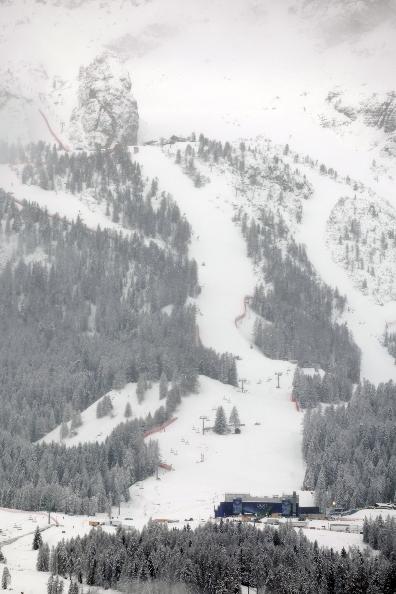 <p>Доломитите потънаха в пухкав сняг и гъста мъгла, превръщайки олимпийските писти в Кортина д"Ампецо в истинска зимна приказка само ден преди началото на Игрите.</p>