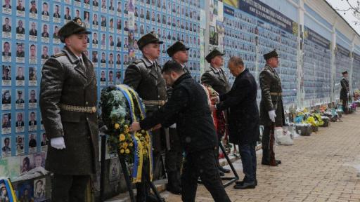 Доналд Туск и Володимир Зеленски отдават почит на загиналите за Украйна в Киев