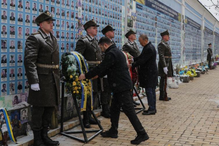 Доналд Туск и Володимир Зеленски отдават почит на загиналите за
