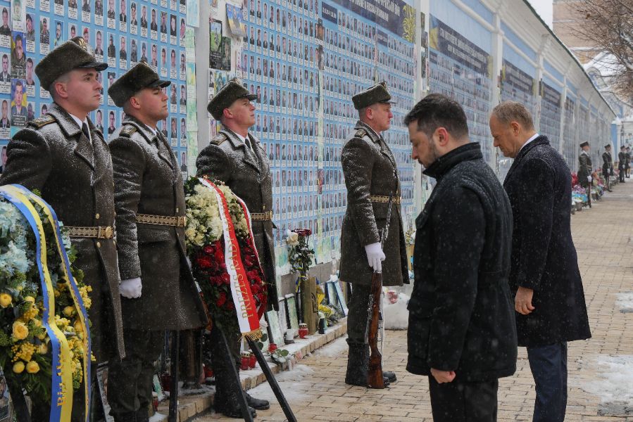 <p>Доналд Туск и Володимир Зеленски отдават почит на загиналите за Украйна в Киев.</p>