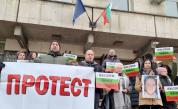 Близки на загиналия бивш кмет на Червен бряг - на протест пред Съдебната палата във Велико Търново